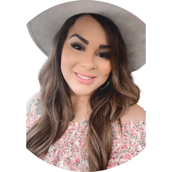 Meet your Posher, Cynthia 🙋🏻‍♀️ - Picture 1 of 1